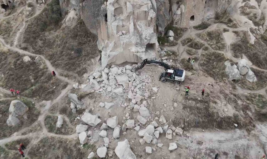 Kapadokya'da Göreme Açık Hava Müzesi önünde peribacası çöktü, dron görüntüleri olay yerini belgeledi