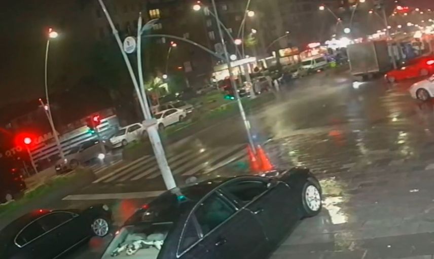 Esenler'de yağmurda kayan motosiklet metrelerce sürüklendi ve kamyonetin altına girdi