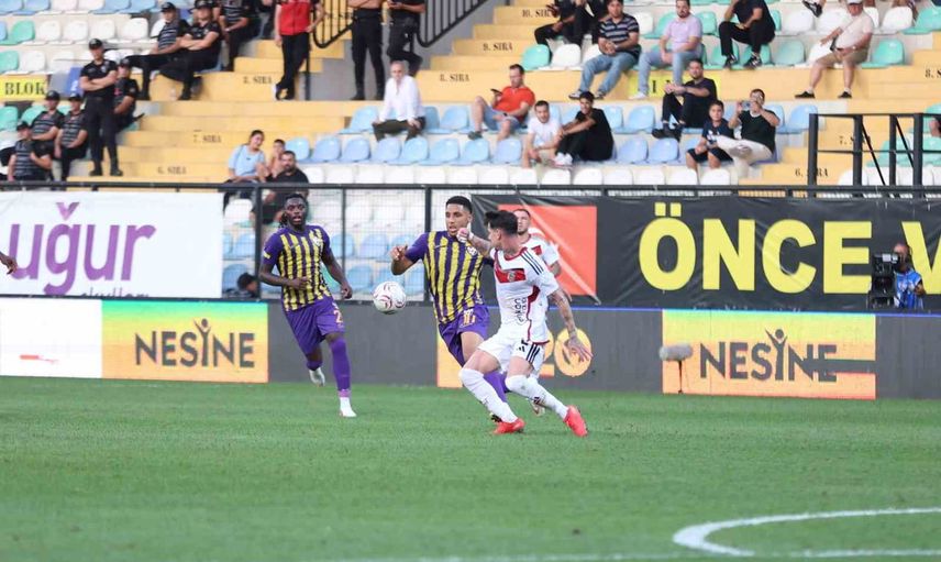 Eyüpspor ile Gaziantep FK devreyi golsüz eşitlikle tamamladı