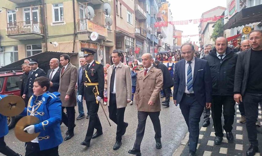 Yağmura rağmen coşku sürdü: Hisarcık’ta cumhuriyet yürüyüşü