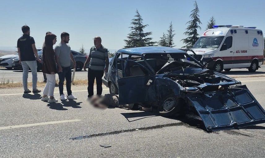 Yeniköy yakınında çarpışan iki otomobil 6 kişiyi hastanelik etti