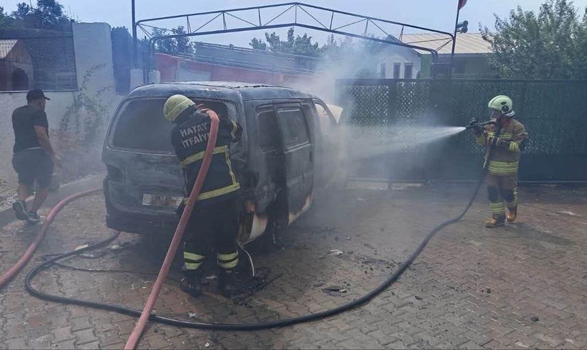 Payas’ta bahçe önünde park eden Hyundai minibüs alev alarak kullanılamaz hale geldi