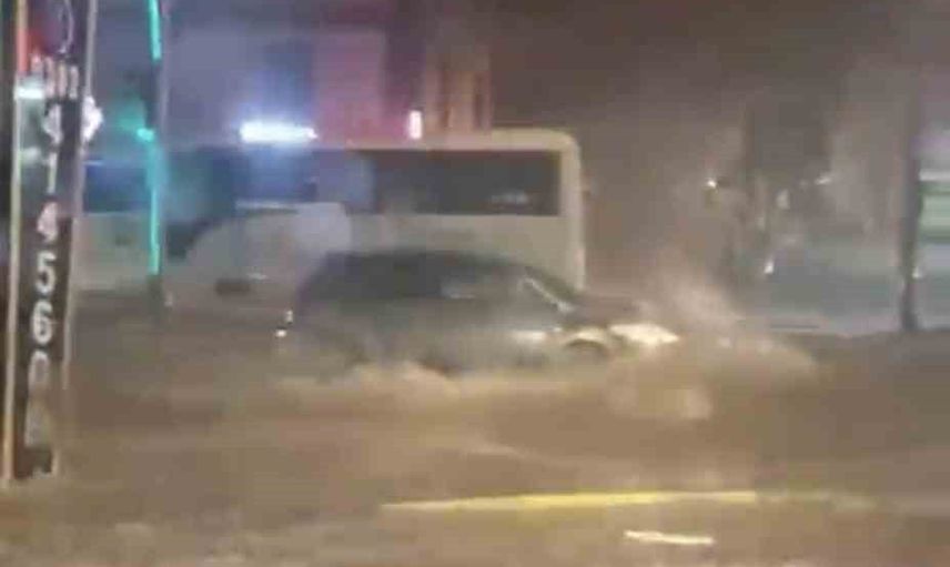 Kocaeli'de gece sağanağı günlük yaşamı aksattı: sokaklar suyla kaplandı