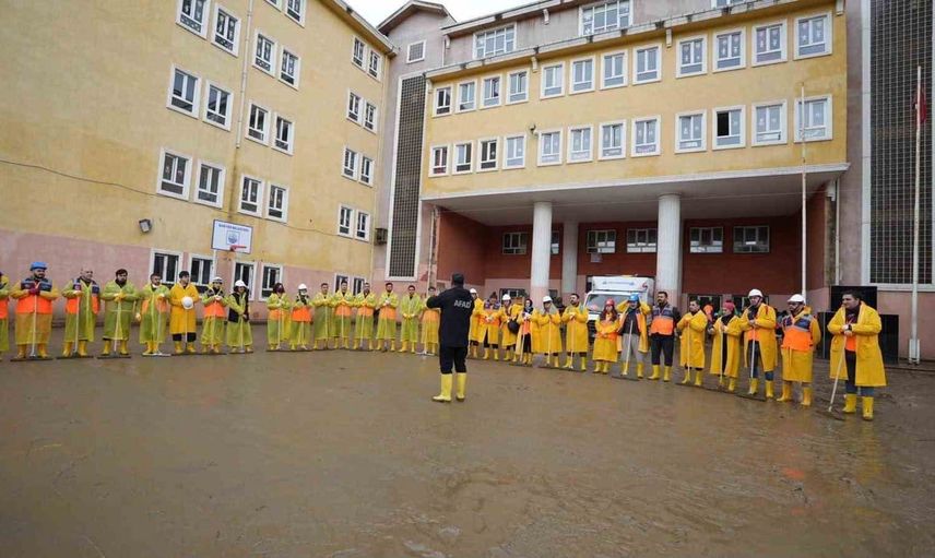 sel sonrası müdahalede 60 binin üzerinde personel ve gönüllü sahada