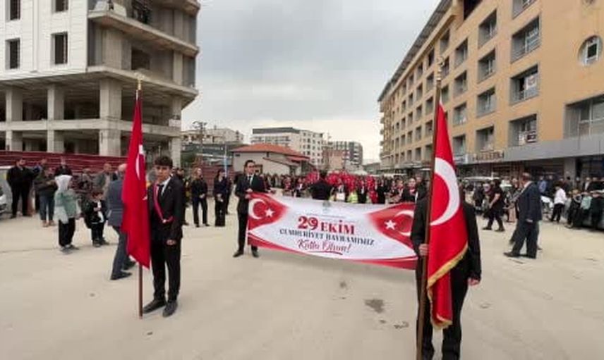 Bayram coşkusu sokaklara döndü: 110 metre bayrakla Yüksekova'da yürüyüş