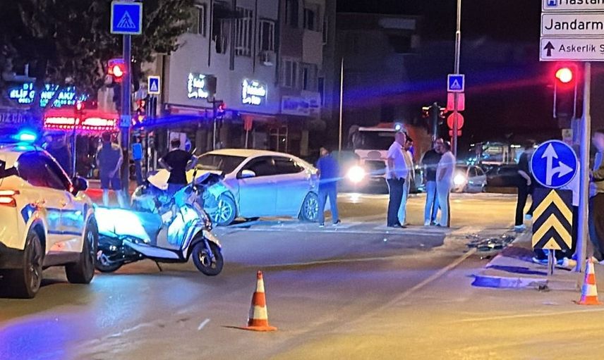 Işıklı kavşakta iki otomobil çarpıştı: 9 kişi yaralandı