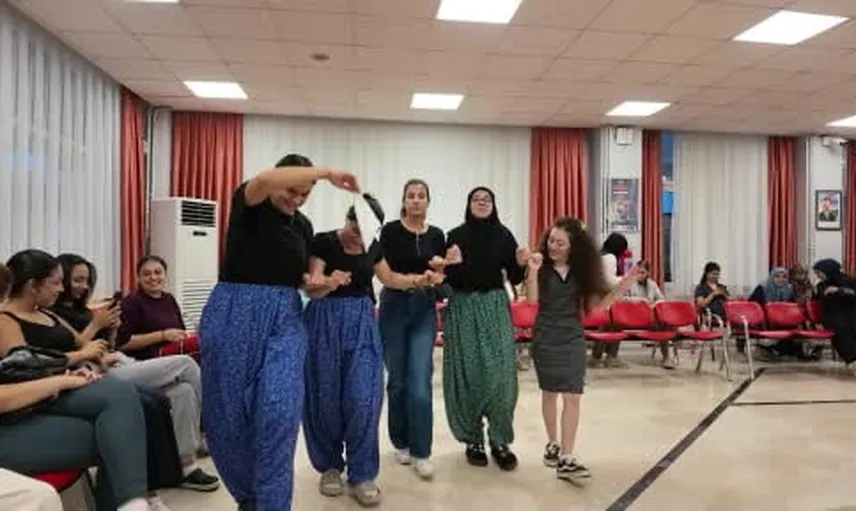 Osmaniye’de üniversiteli kızlar fıstık kırma yarışında hünerlerini sergiledi
