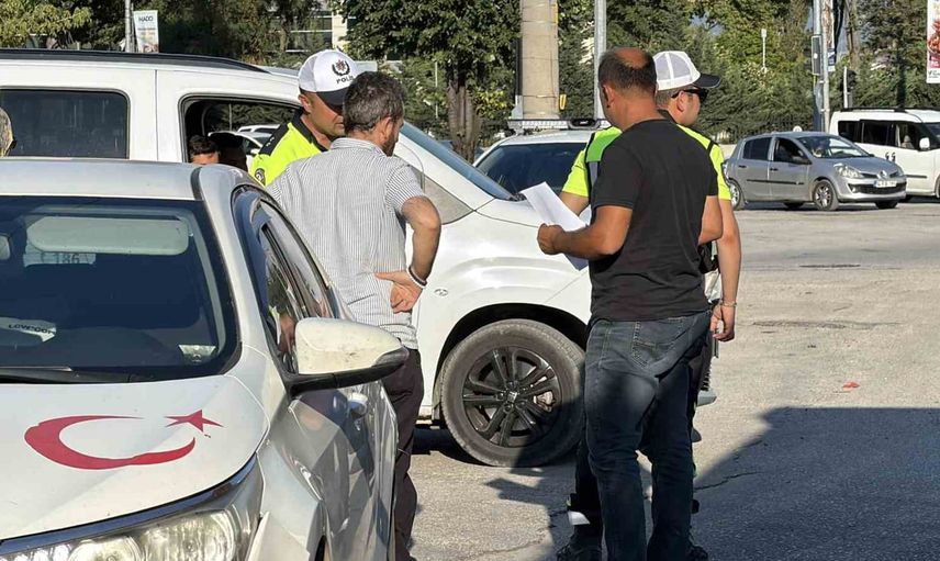 Bolu'da D-100'de çarpışma kısa süre trafiği aksattı