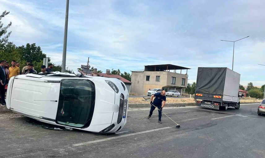 Atalan Mahallesi'nde kapalı kasa kamyonet ile kamyonetin çarpışması: 3 yaralı