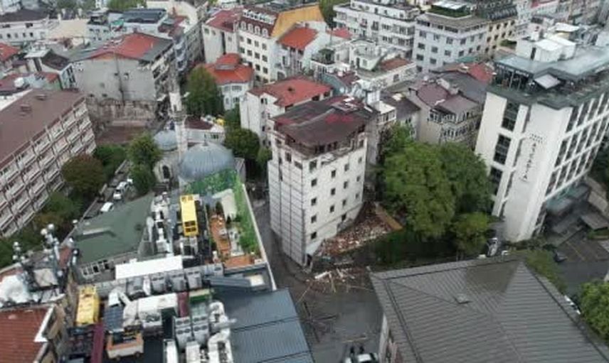 Fatih'te riskli ilan edilen otelin üst katı yağmurda kısmen çöktü