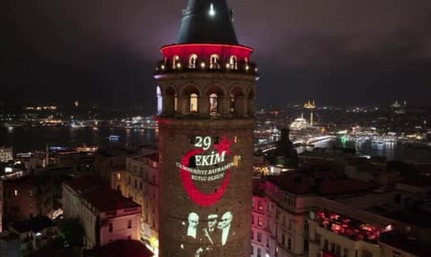 Galata kulesi'nde cumhuriyet ışığı: Atatürk fotoğrafları kule cephesinde hayat buldu