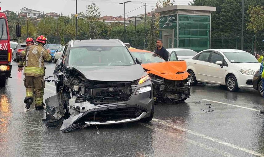 Arnavutköy'de sağanakta beş aracın karıştığı zincirleme kaza
