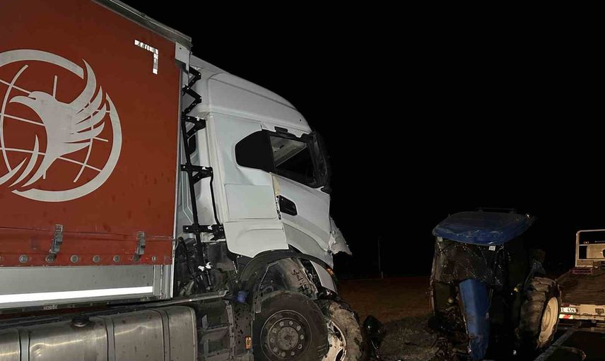 Uşak'ta yol faciası: traktör ikiye bölündü, sürücü yaşamını yitirdi