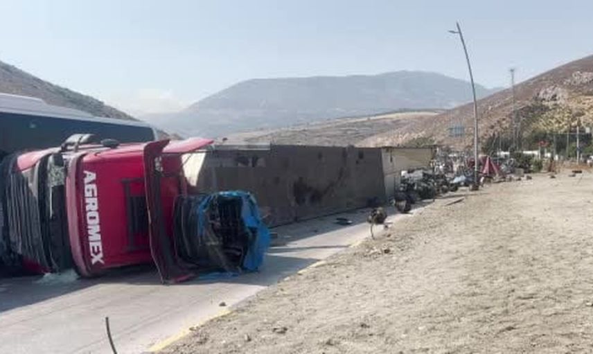 Topboğazı'nda freni boşalan tır iş makinesi parçalarını yola saçtı