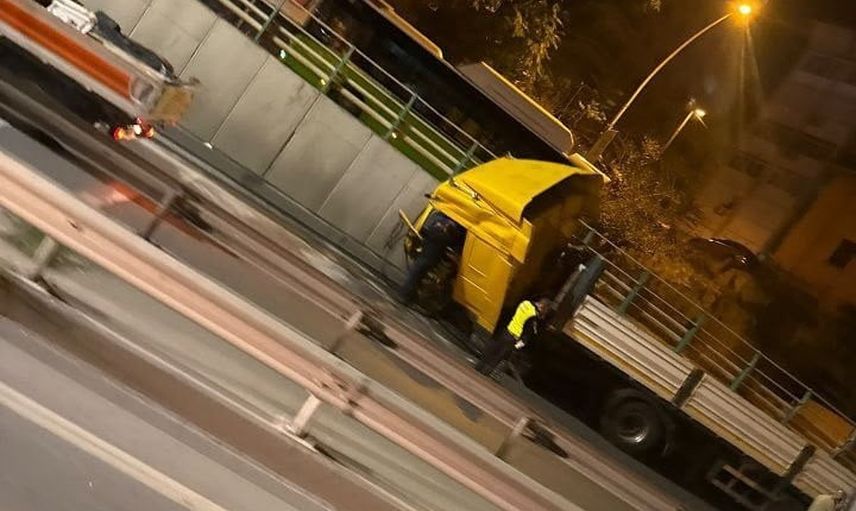 D-100'de Seka tüneli girişinde tır bariyere çarptı, sürücü yaralandı