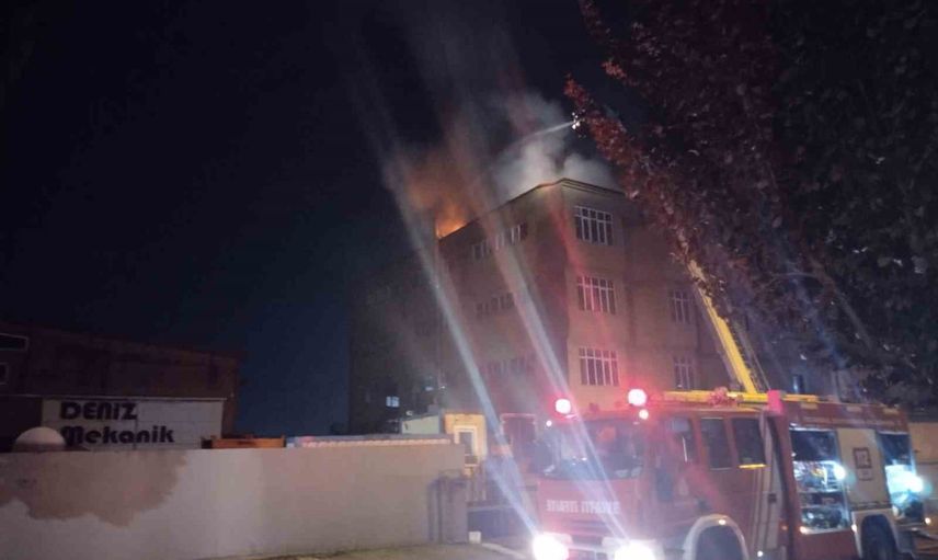 Tuzla'da gece saatlerinde ayakkabı fabrikasında yangın: çatı alev aldı