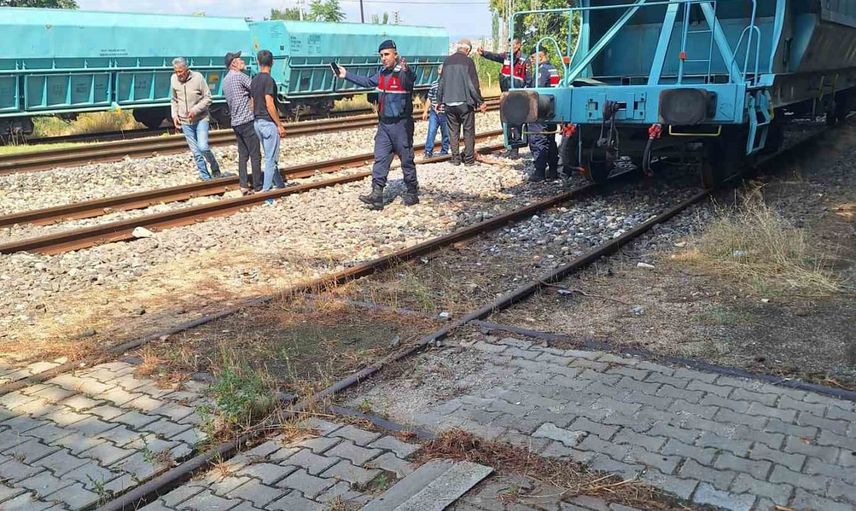 Vagon çatısındaki merak felakete dönüştü: baba ve çocuk elektrik akımına kapıldı