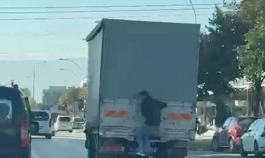 Bursa'da trafikte riskli yolculuk: kamyonet kapağına tutunan çocuk kamerada