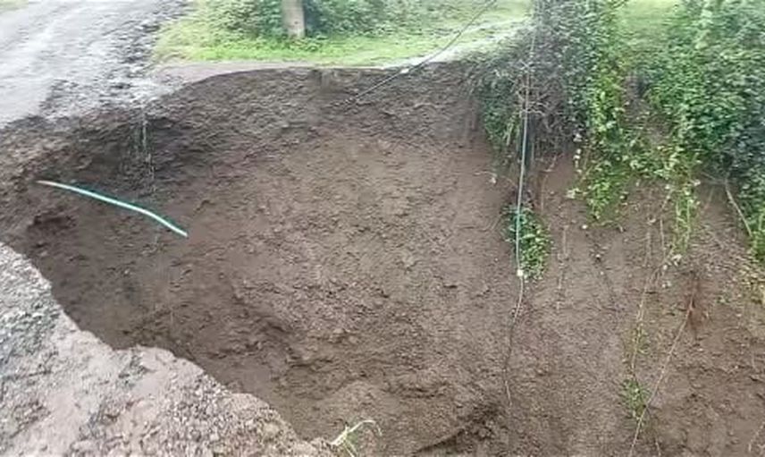 Hendek'te sağanak yolu çökertti, mahalle barikatla önlem aldı