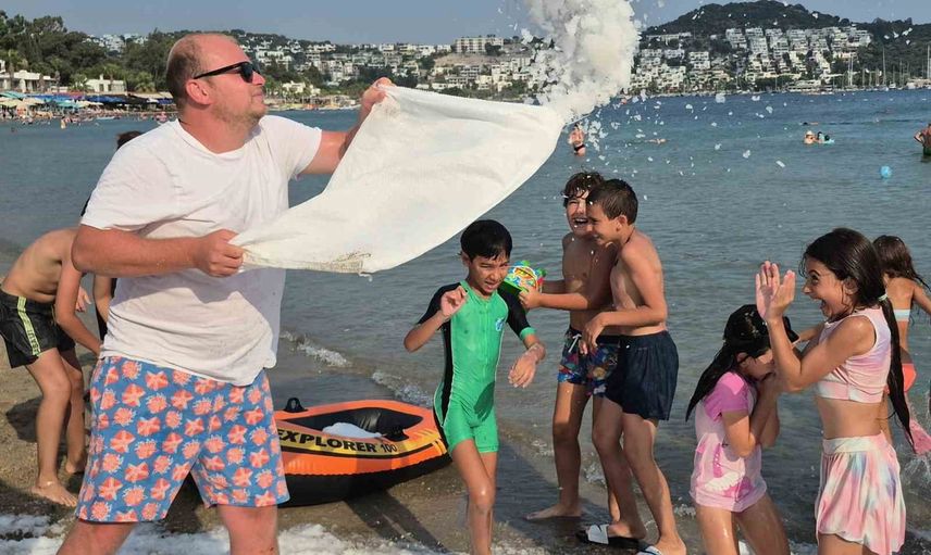 Bodrum sahiline 2 ton buz serildi, çocuklar buzla serinledi