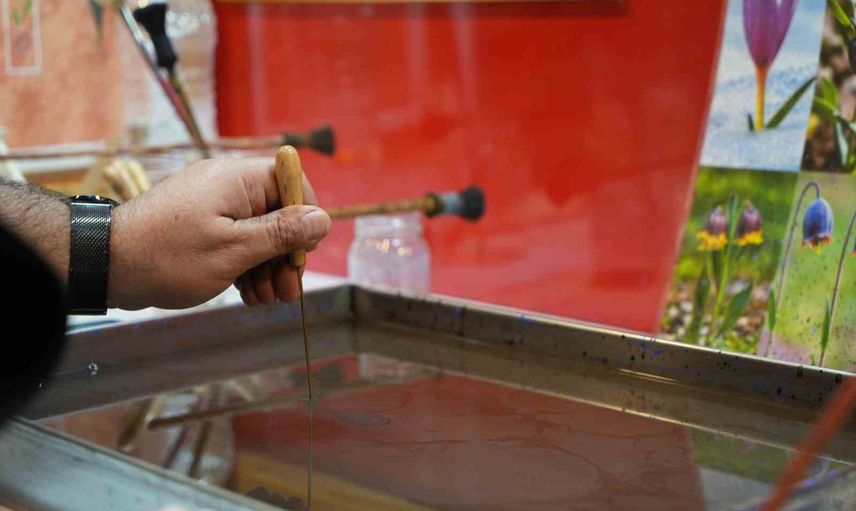 Oltu'nun siyahı kağıtta kahverengiye dönüştü: Karayazı lalesi ebruda hayat buldu