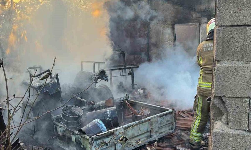 Konurlar'da akşam yangını bağ evi ve tarım makinelerini kullanılamaz bıraktı