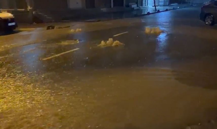 Akşam sağanağı Kanarya Mahallesi'nde yolları suyla kapladı