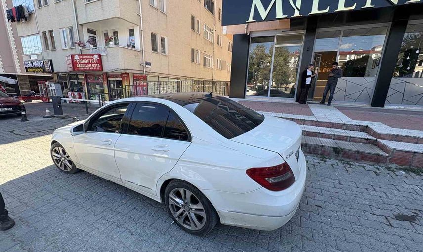 Güvenlik kamerası kaydetti: kavşakta dönüş yapan otomobile çarpan motosiklet sürücüsü yaralandı