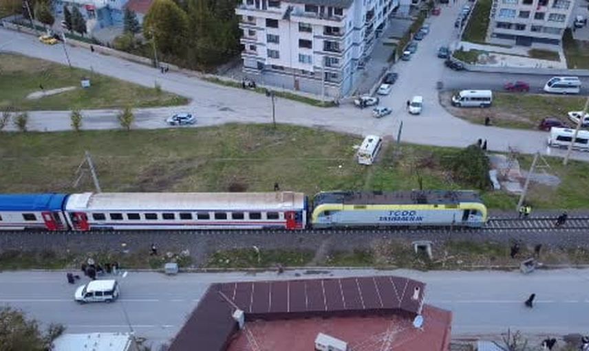 Kütahya'da raylarda yaşamını yitiren gencin kimliği için çalışma