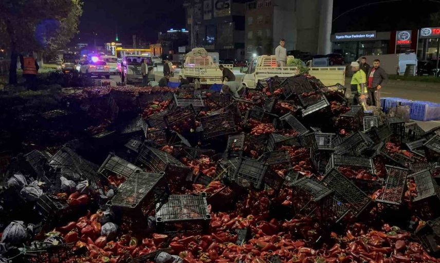 Gece yarısı devrilen kamyondan yollar kapya biberle doldu