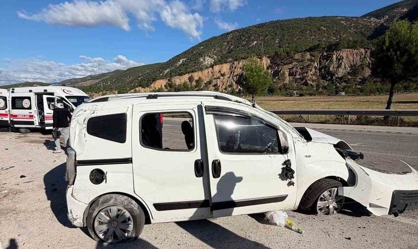 Tokat'ta direksiyon kontrolünü yitiren araç refüje çarpıp takla attı, 2'si ağır 4 yaralı