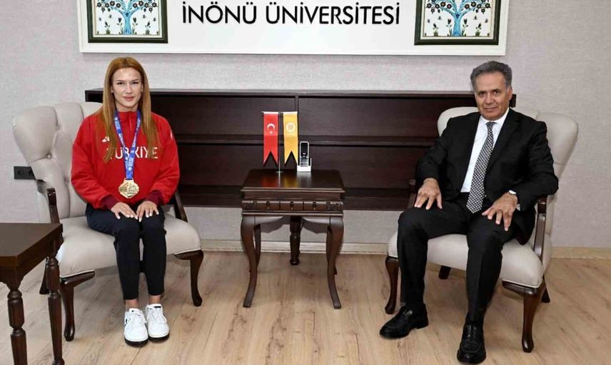 Üniversitenin şampiyonu Hatice Akbaş rektörlükte başarıyı paylaştı