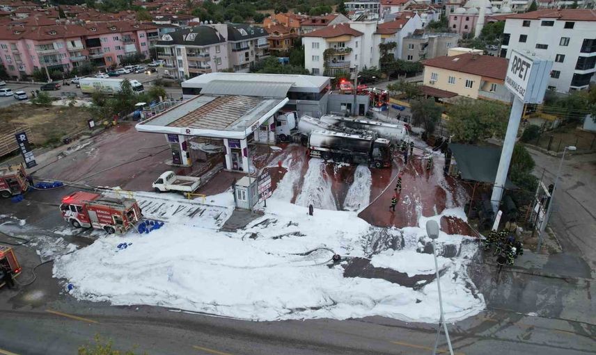 Pamukkale'de tankerde parlama ardından patlama; itfaiye köpükle müdahale etti