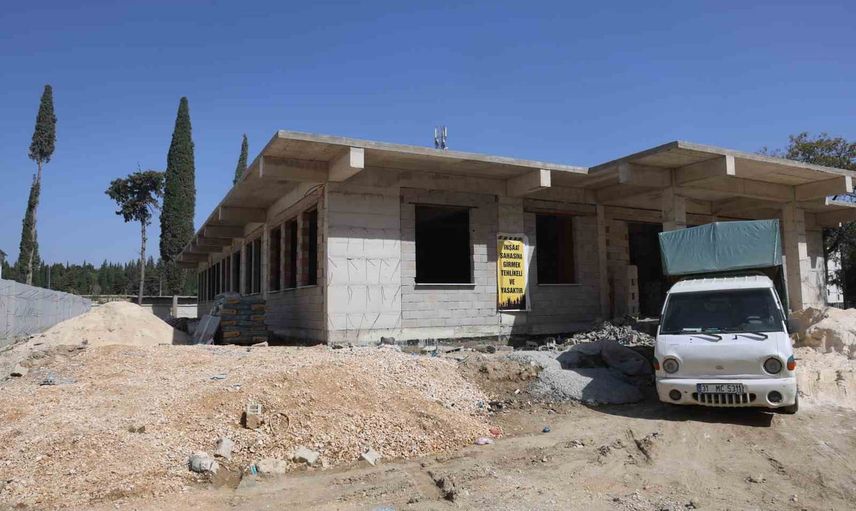 Yıkımdan eğitime: Mümtaz Gövce 'yeter ki çocuklar yaşasın' diyerek 5 eğitim tesisi inşa ediyor