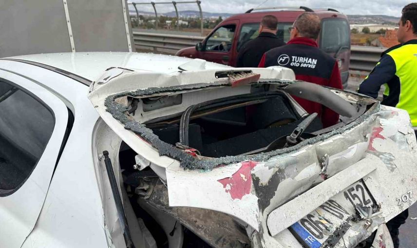 Kütahya'da üç aracın çarpıştığı zincirleme kazada otomobil iki araç arasında sıkıştı
