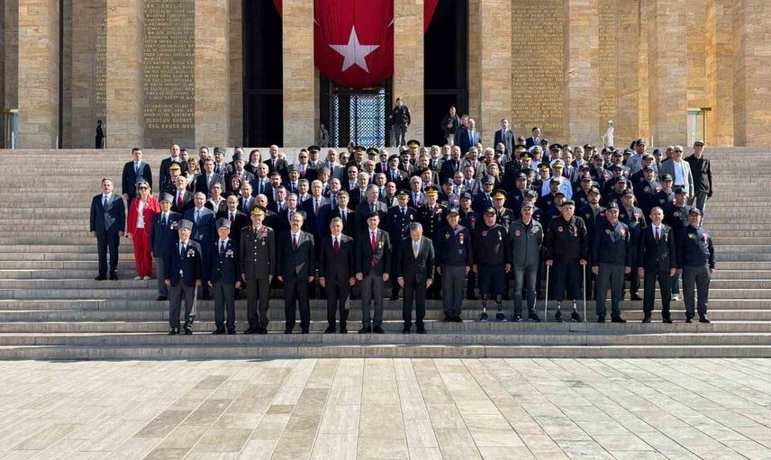 Ankara valisi Yakup Canbolat Anıtkabir'de Gaziler Günü'nü andı