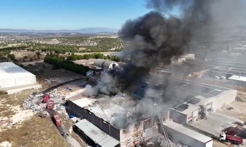 Uşak'ta NMB Tekstil'e ait elyaf ve geri dönüşüm tesisinde yangın