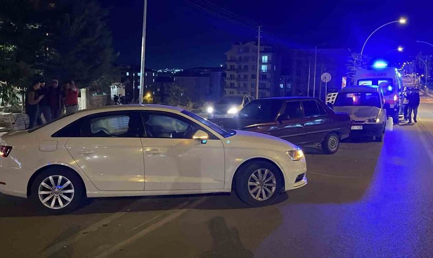 Karaman’da zincirleme trafik kazası kamerada: hafif ticari araç arkadan çarptı