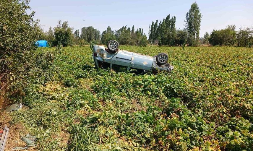 Sürücü virajı alamadı, otomobil tarla kenarına devrildi