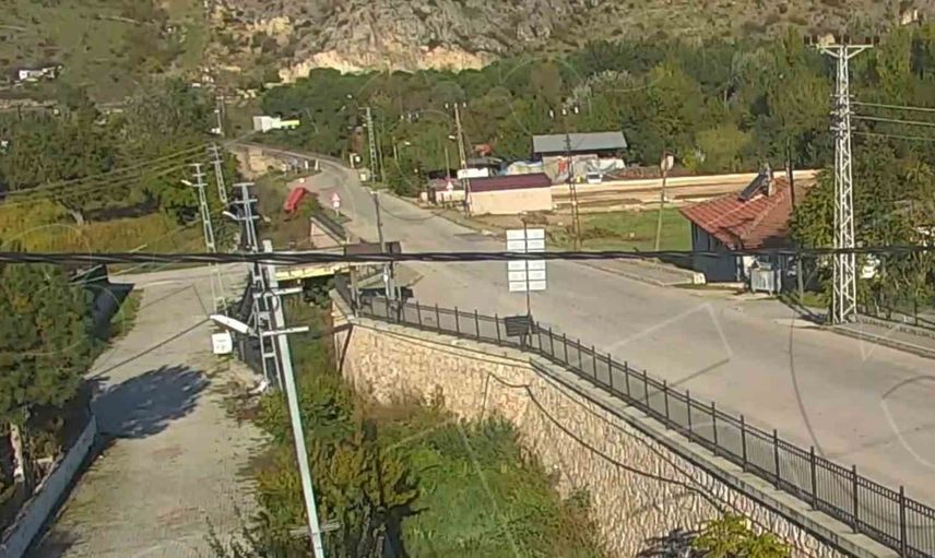 Amasya'da minibüs köprü yakınında dereye uçtu, 9 kişi yaralandı