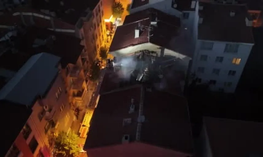 Eskişehir'de çatıda çıkan yangın mahalleyi alarma geçirdi