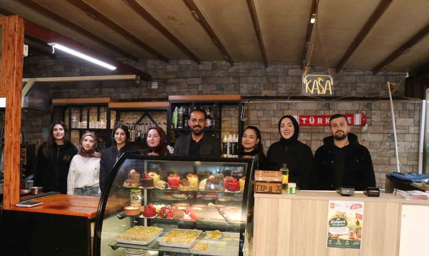 Oltulu kafe bir günlük kazancını Mehmetçik Vakfı'na bağışlıyor