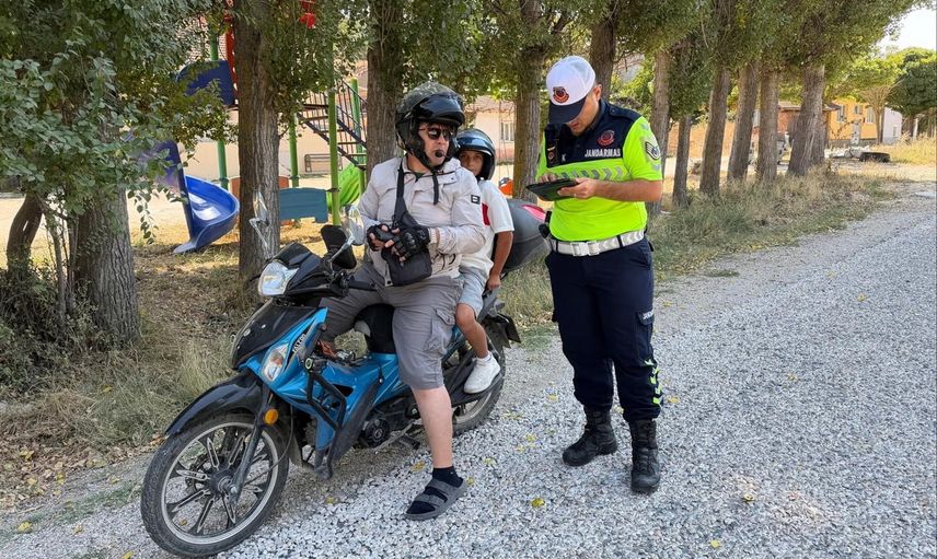 Bozüyük'te jandarmadan motosiklet sürücülerine pratik güvenli sürüş eğitimi