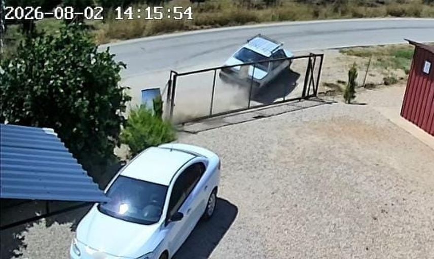 Otomobil bahçe kapısına çarparak takla attı: aynı aileden iki kişi yaralandı, üç çocuk sağ kurtuldu