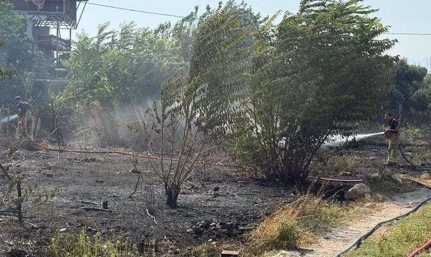 Antakya'da Küçükdalyan Mahallesi'nde bahçe yangını büyümeden söndürüldü