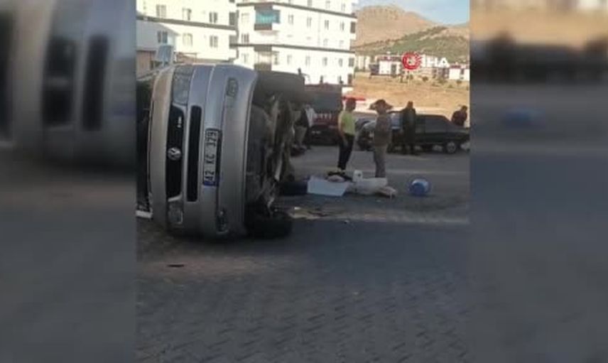 Hızırbey'de çarpışma minibüsü devirdi, beş kişi hafif yaralandı