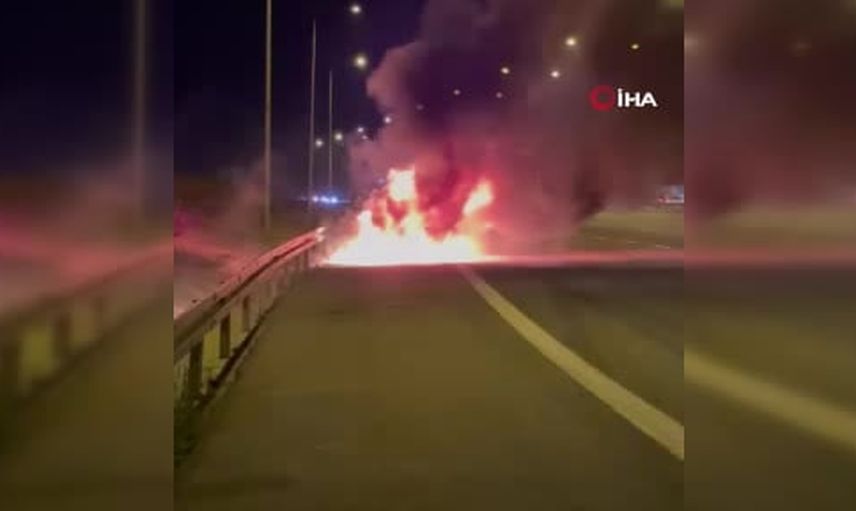 Alevler içinde kalan otomobil Silivri sapağında itfaiye tarafından söndürüldü