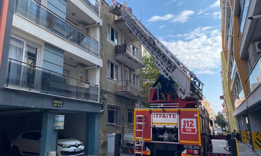 Çatıya kaçan kedi itfaiyenin müdahalesiyle sahiplerine kavuştu