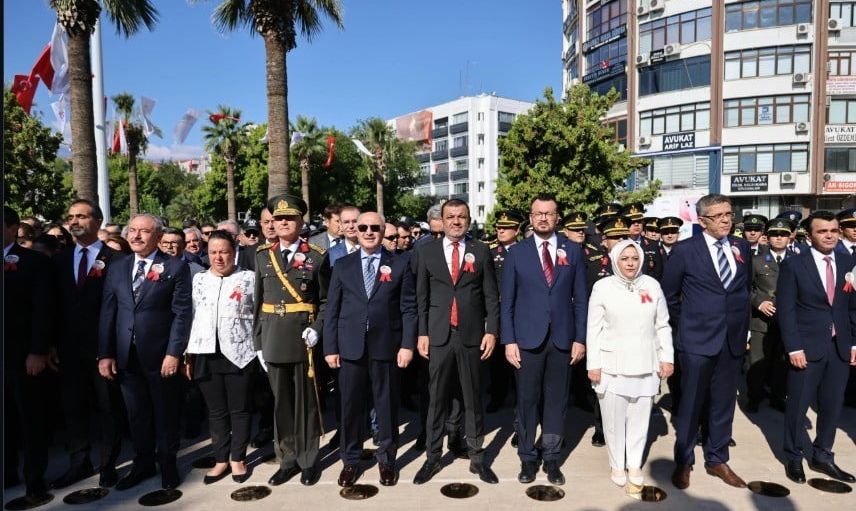 Denizli'de zafer coşkusu valilik önünde buluştu
