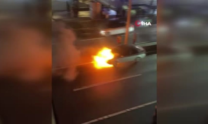 Beylikdüzü E-5'te seyir halindeki araç alev aldı